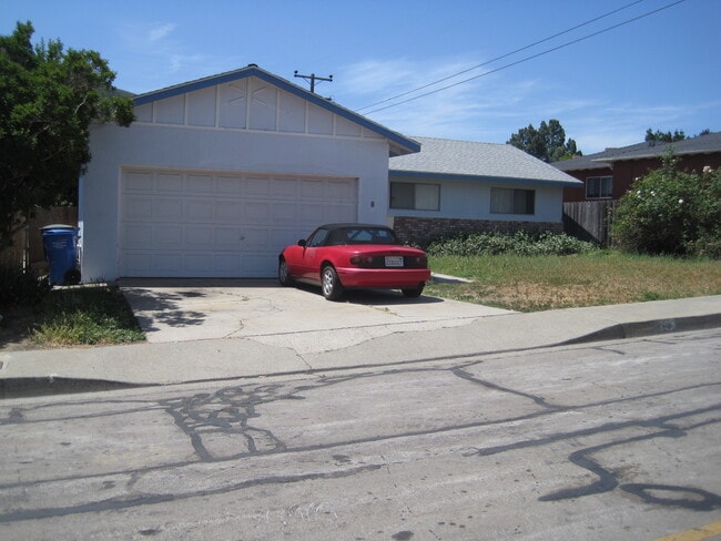 Building Photo - 4 bed 3 baths!  House ideally located close to campus, shopping, Bishop Peak
