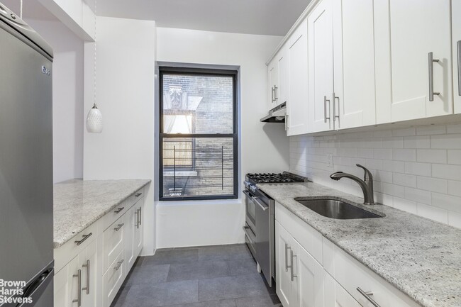 Building Photo - 320 W 83rd St