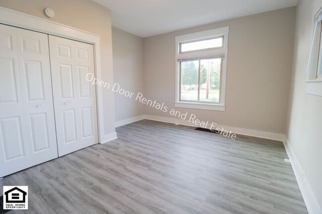 Building Photo - 428 Lincoln Hwy E