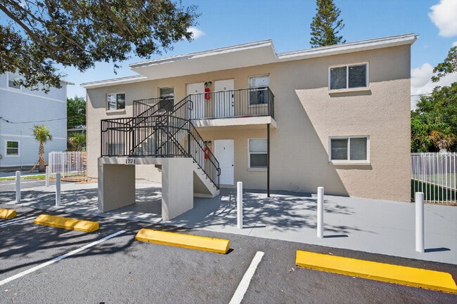 Foto del edificio - Spacious 2 bed apartment with fenced courtyard, parking, payment plans available for security dep...