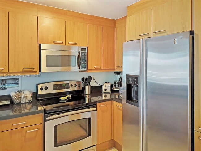 Building Photo - 225 Collins Ave