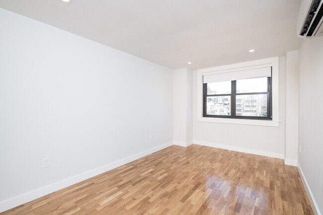 Interior Photo - 1410 Columbia