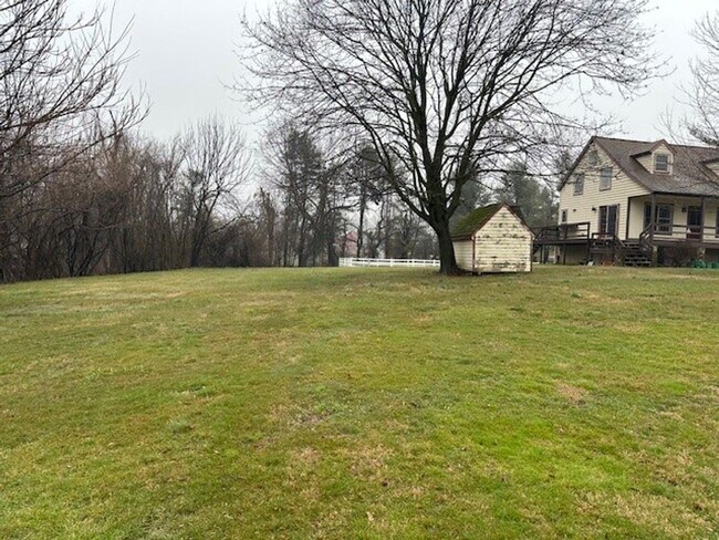 Building Photo - Country Setting-New Providence