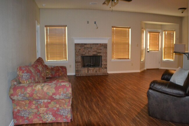 Foto del edificio - House For Lease in Denison -- 3 Bed/2 Bath