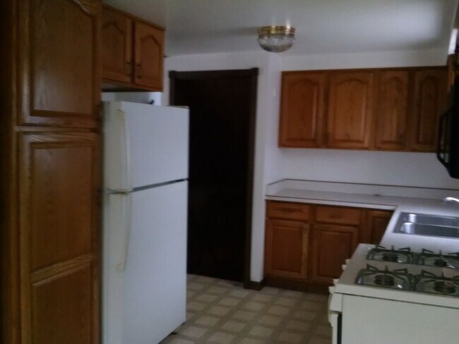 Building Photo - Nice 3 Bedroom Home