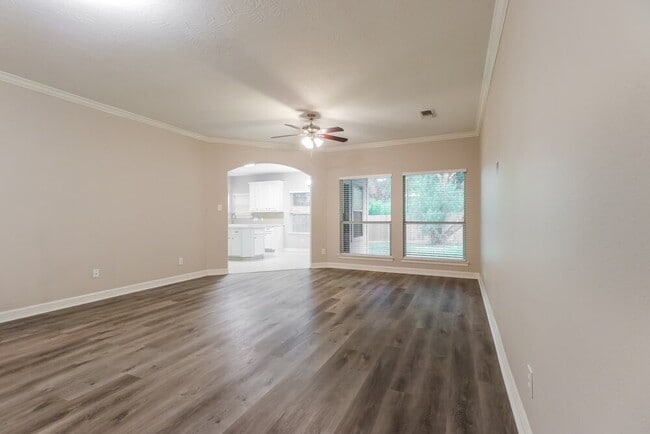 Building Photo - 606 Paradise Ln