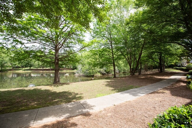 Building Photo - Lakeside Villas