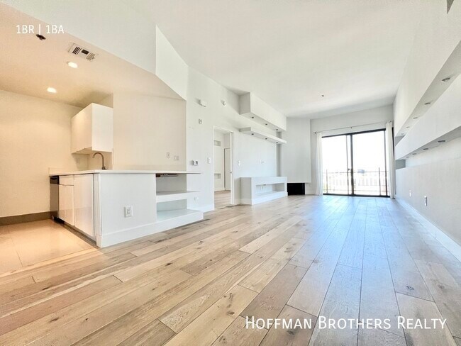 Building Photo - 8813 Burton Way