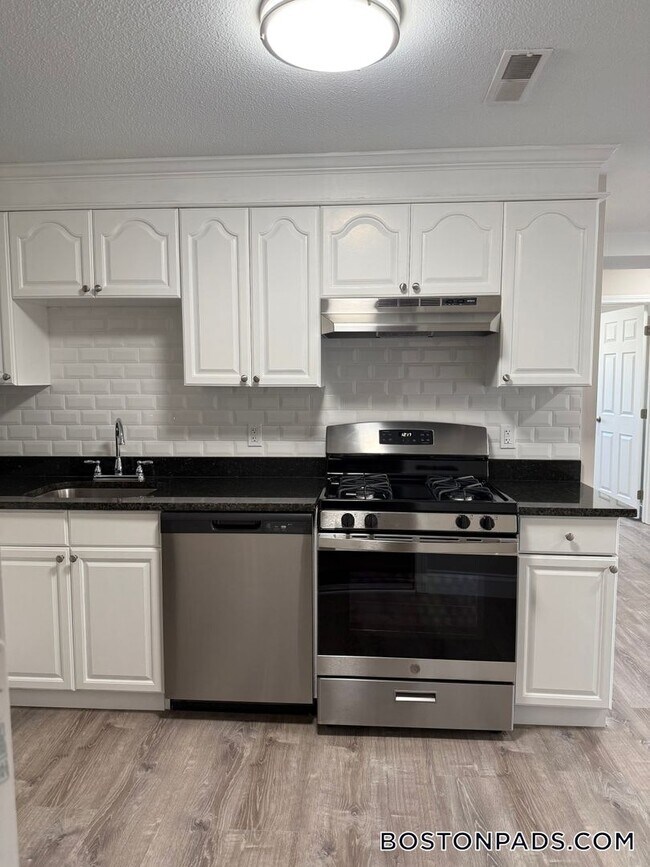 Building Photo - 19 Kenmar Dr