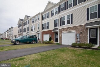 Building Photo - 136 Solara Dr