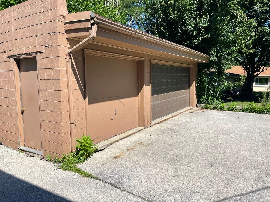 Cochera - 12216 W Bluemound Rd