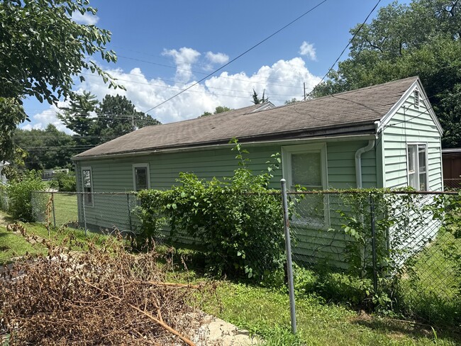 Foto del edificio - 2049 N Gale Ave