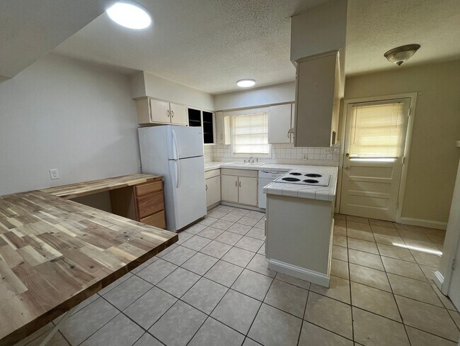 Building Photo - Pet friendly! 2 Bedroom, 1.5 Bath Town Hom...