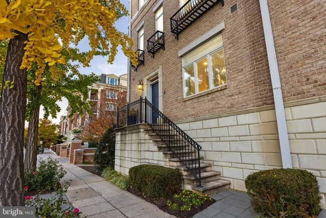 Building Photo - 900 Valencia Ct