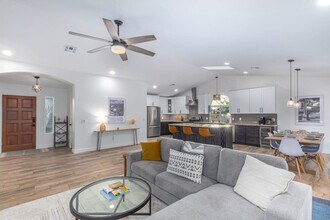 Building Photo - 2542 E Lynwood St