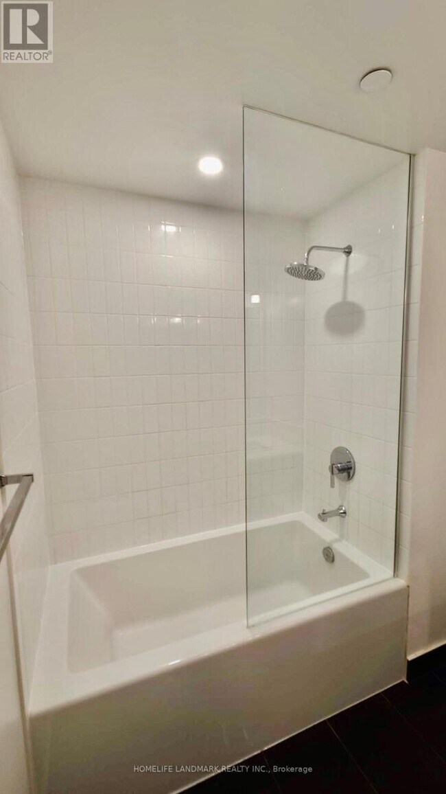 Photo du bâtiment - 210-2210 Simcoe St