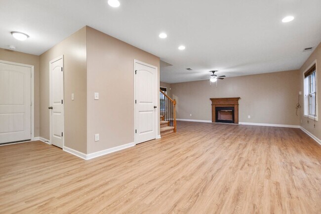 Building Photo - Pet Friendly Three Bedroom!