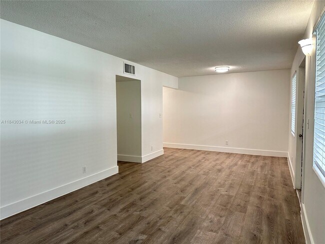 Foto del edificio - 2500 Johnson St