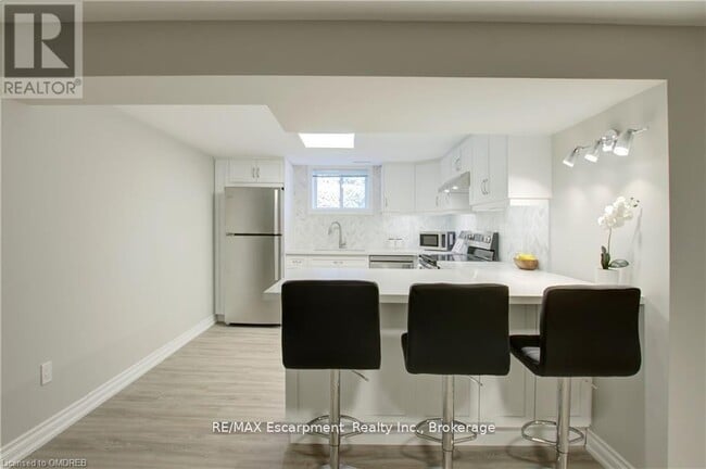 Building Photo - 2093 Maplewood Dr