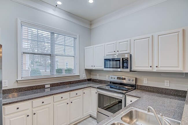 Building Photo - Live off Central Ave. in END UNIT 2 bed/2.5 bath Townhome (NO CARPET!)