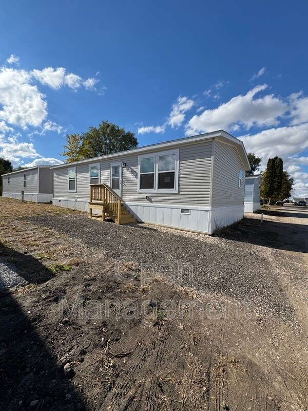 Building Photo - 755 N Tratt St