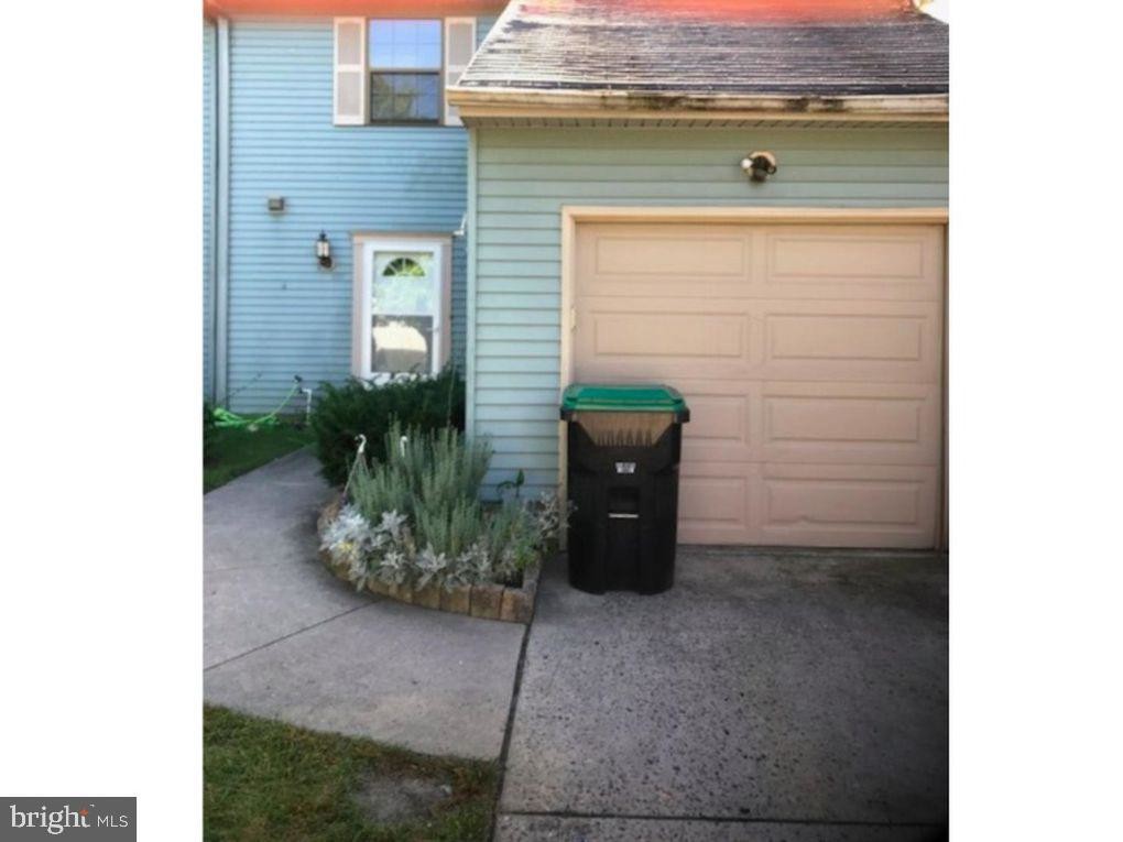 Primary Photo - 10 Hewitt Ln