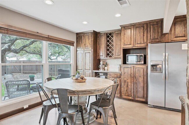 Foto del edificio - 901 Oakcrest Cir