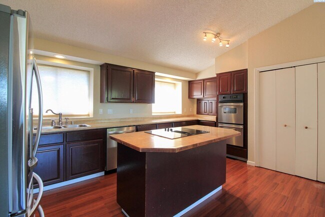 Building Photo - Large 5 Bed/3 Bath Home in Kennewick