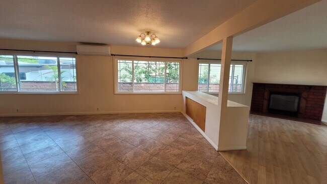 Foto del edificio - Spacious 5 Bedroom 3 Bath Duplex House w/ 2 car Garage and Gated Driveway in Mililani