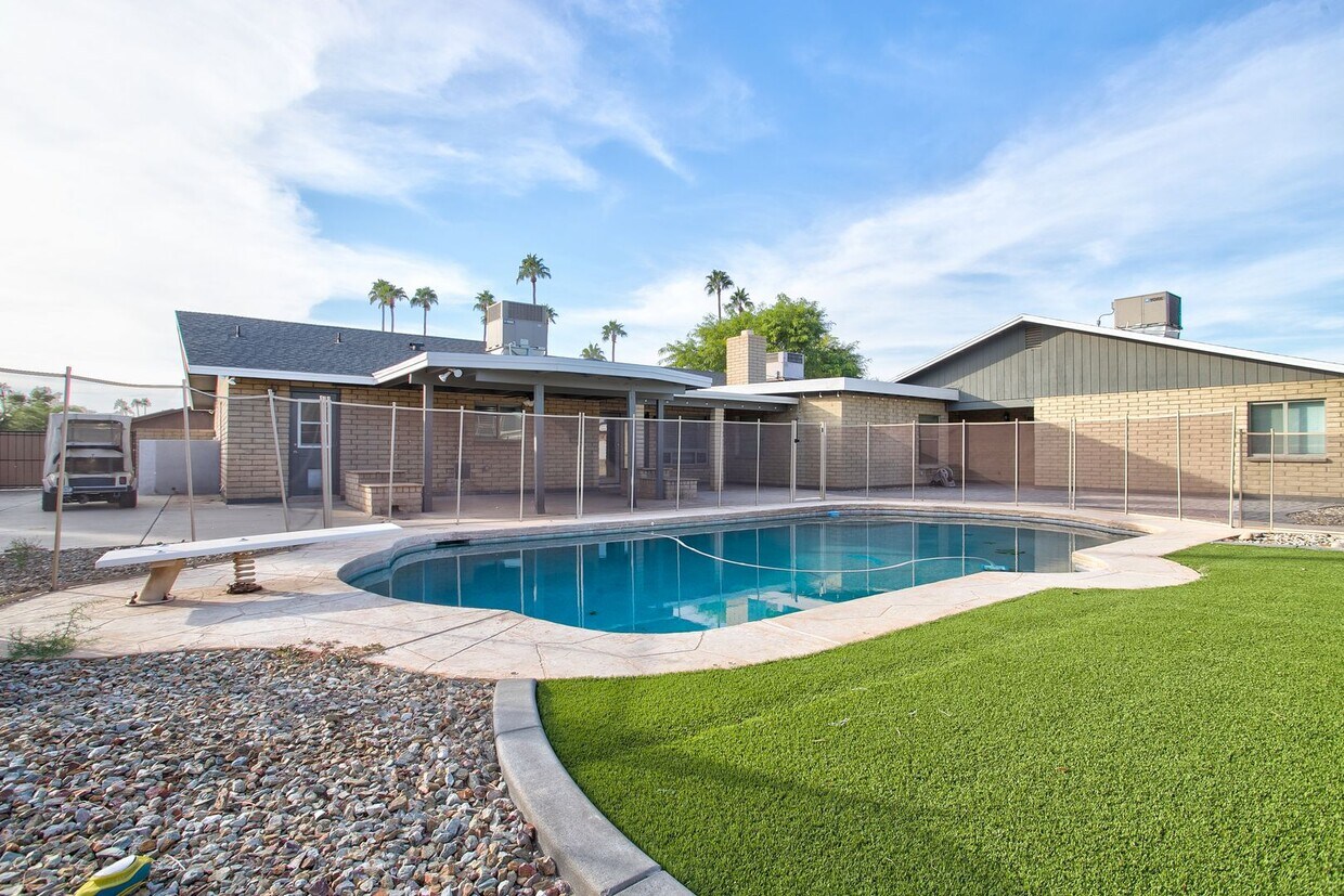 Primary Photo - Gorgeous 5 Bedroom with a Den Remodeled pr...