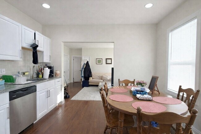 Building Photo - 6 Rice St