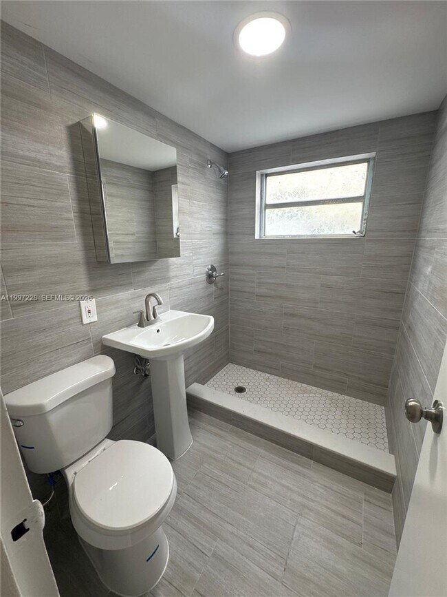 Foto del edificio - 649 SW 7th St