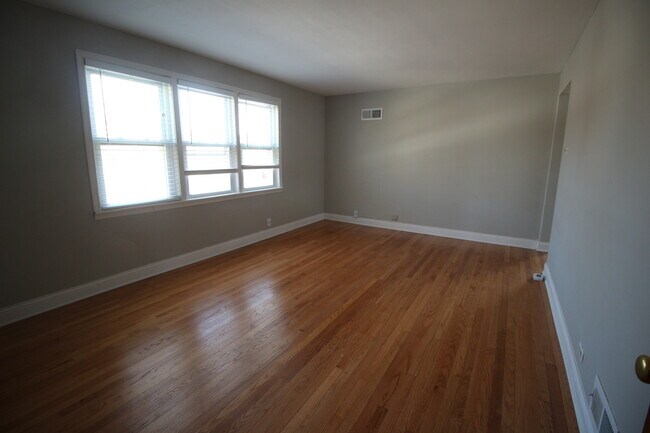 large living room - 2901 W Farragut Ave