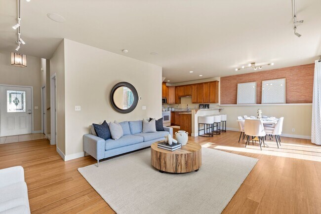 Foto del edificio - Beautiful 3BR Townhome with Private Patio & Oversized Garage in Shoreline