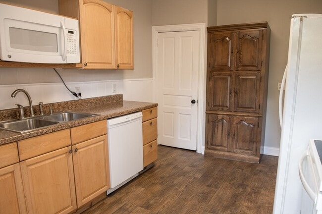 Building Photo - 307 Muench St