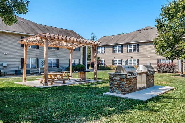 Outdoor Kitchen - Ivy Hollow