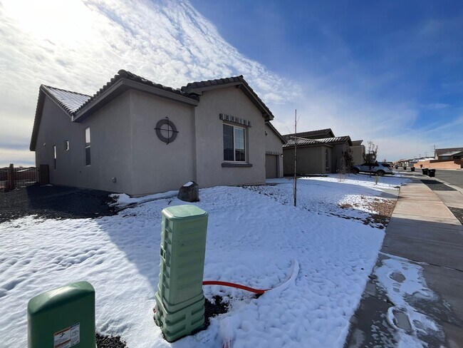 Foto del edificio - 3 Bedroom Single Story Home Available Near...