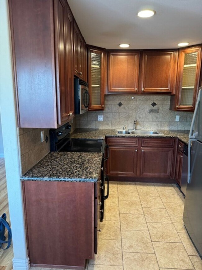 Building Photo - Updated 2BR 1BA  Condo For Rent (close to ...