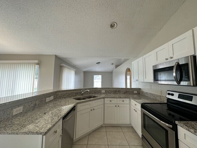 Foto del edificio - Huge Three Bedroom Poinciana Home
