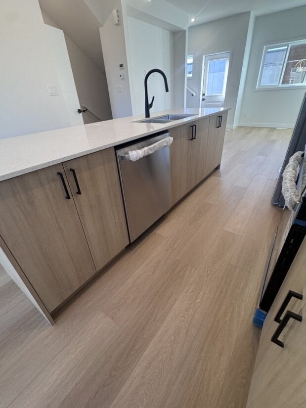 Photo du bâtiment - 18120-18128 28 Ave SW