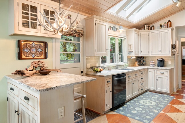 Kitchen - 123 S Ferry Dr