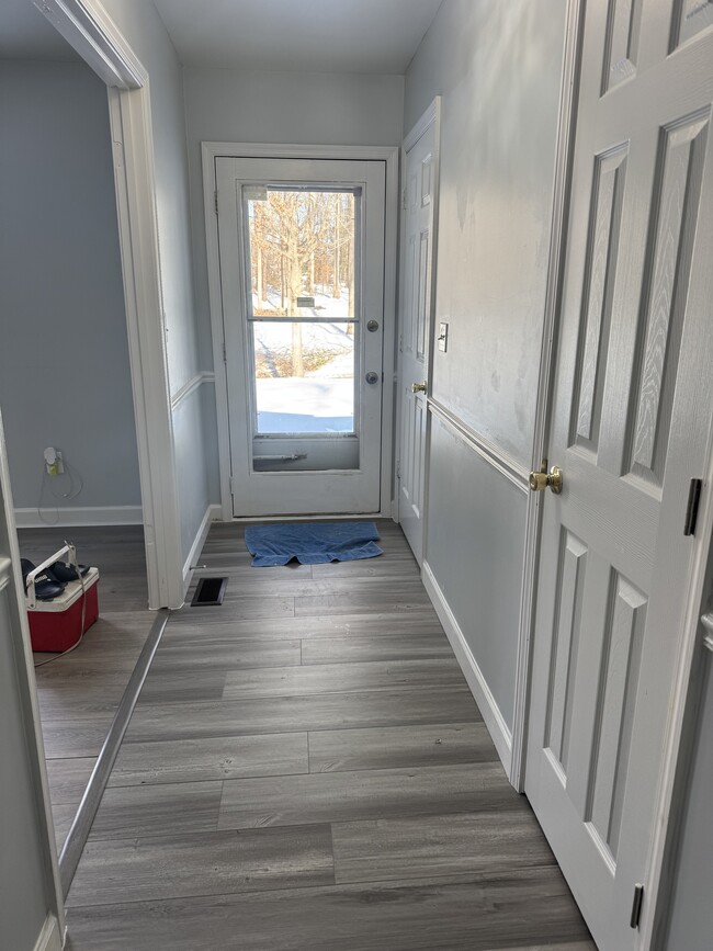 Building Photo - 8208 Sleepy Hollow Dr