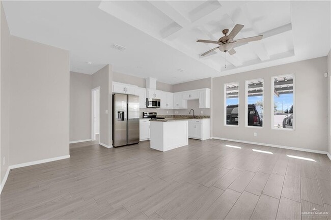 Building Photo - 15 S Dahlia St