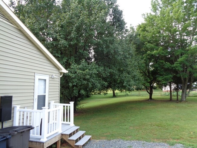 Building Photo - Cute House-Nice Yard!