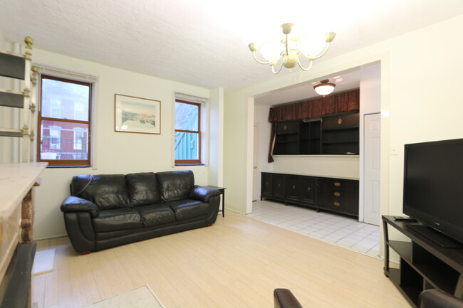 Building Photo - 907 S Loomis St