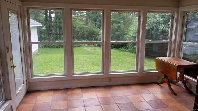 Foto del edificio - 1025 Hillcrest Rd