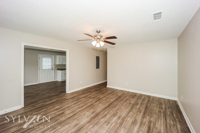 Building Photo - Nice 4BR 2BA Home