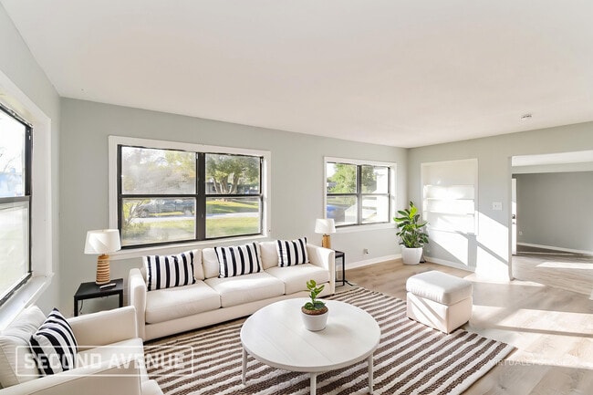 Building Photo - 7333 Roslyn Rd