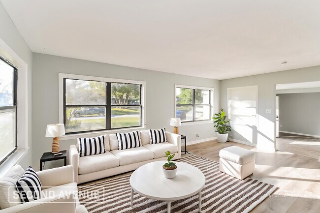 Foto del edificio - 7333 Roslyn Rd