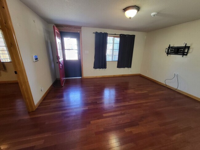 Building Photo - Cute 1 Bedroom House - 509 Spear St. Carso...